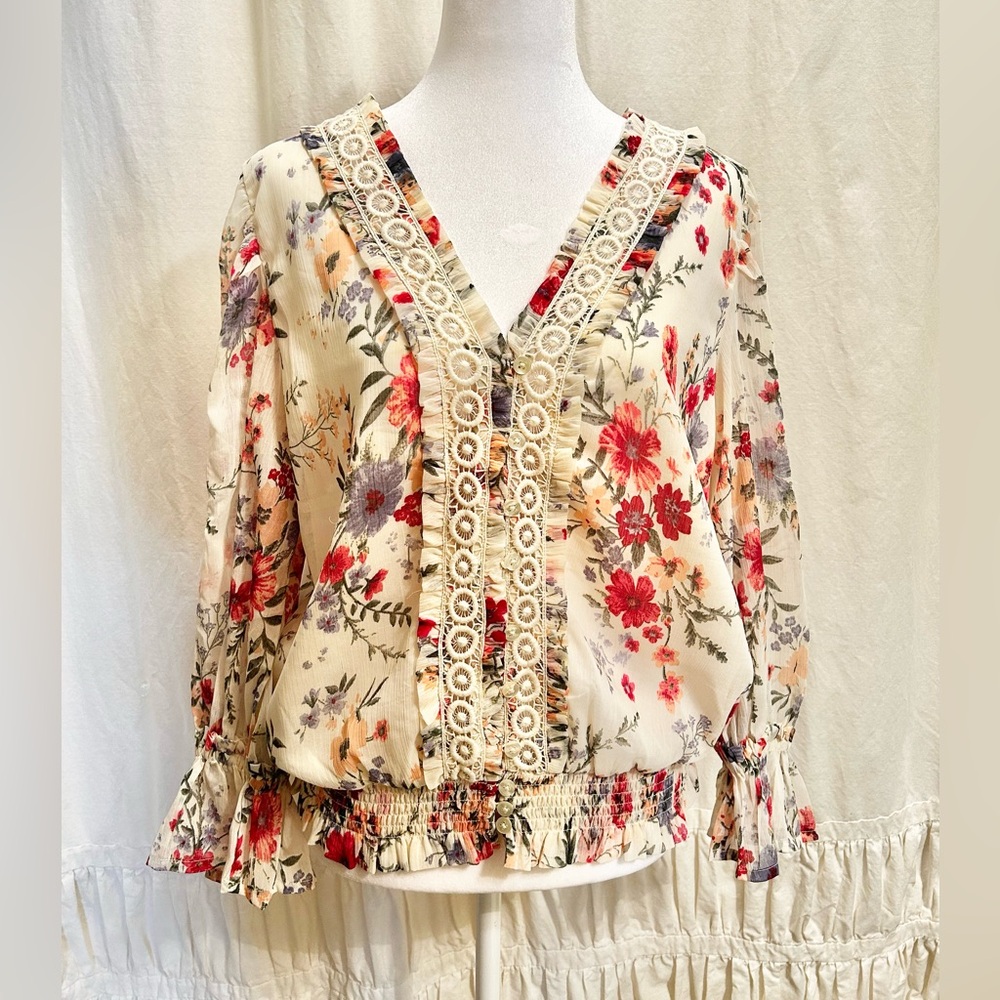 VENUS Floral V-Neck Blouse with Lace Detail Size L